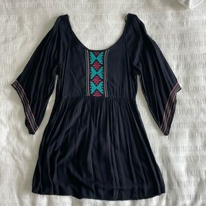 Embroidered Roxy dress with sleeves